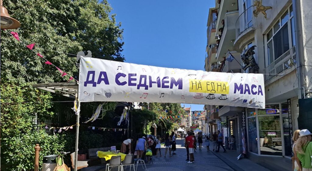 Банер на фестивала „Да седнем на една маса“ в Бургас